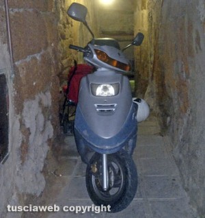 Capranica - Vicolo del Grillo occupato da un motorino e un passeggino