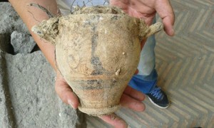 Norchia - Un vaso della tomba etrusca a casetta recentemente scoperta