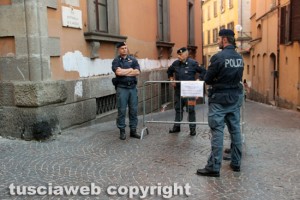 Lo spiegamento di forze dell'ordine per l'arrivo del sottosegretario alla pubblica istruzione Davide Faraone