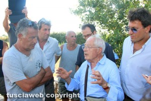 Bagnaccio - Giuseppe Pagano con gli utenti che protestano