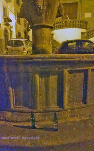 Viterbo - Bottiglie abbandonata sulla fontana di piazza della Crocetta