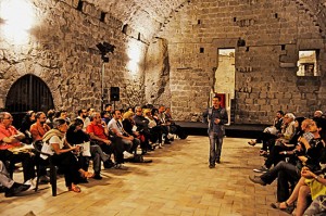 Lo spettacolo sul conclave "In grembo a dio"