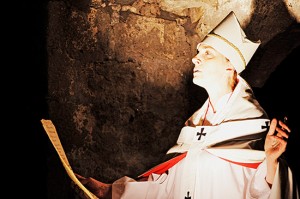 Lo spettacolo sul conclave "In grembo a dio"