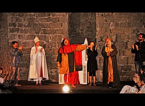 Lo spettacolo sul conclave "In grembo a dio"