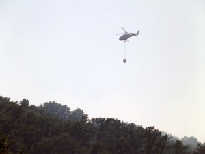 L'elicottero dei vigili del fuoco in azione