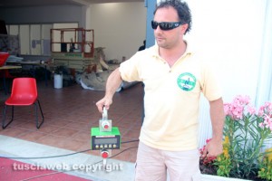 Mirko Fiorillo con la bilancia elettronica 