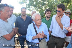 Bagnaccio - Giuseppe Pagano con gli utenti che protestano