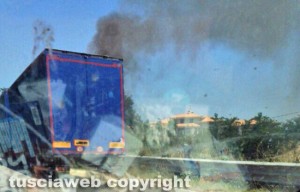 Camion in fiamme sulla Tuscanese