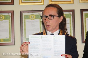 Il capo di gabinetti e vicequestore aggiunto Cencioni mostra il vademecum sulle truffe agli anziani