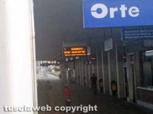 La stazione di Orte con l'indicazione del ritardo