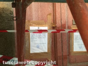 Viterbo - I nuovi sigilli al palazzo in via San Leonardo 25