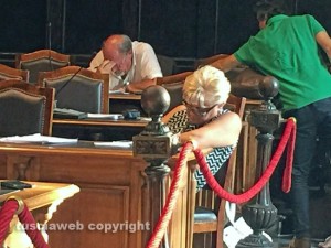 Comune - Dopo una notte insonne, Daniela Bizzarri si addormenta sui banchi
