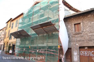 Viterbo - Sigilli al palazzo in via San Leonardo 25