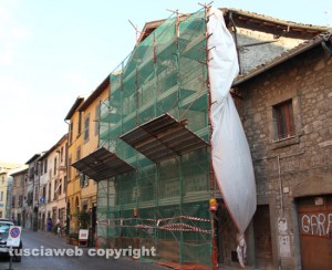 Viterbo - Sigilli al palazzo in via San Leonardo 25