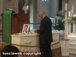 Viterbo - La Quercia - I funerali di Giuseppe Centamore - Il padre cosparge di petali di rosa bianchi la bara del figlio