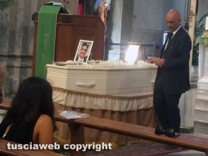 Viterbo - La Quercia - I funerali di Giuseppe Centamore - Il padre cosparge di petali di rosa bianchi la bara del figlio