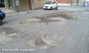 Viterbo - Le buche in via Gino Rosi