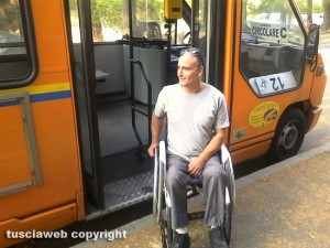 Un disabile che non riesce a salire sull'autobus