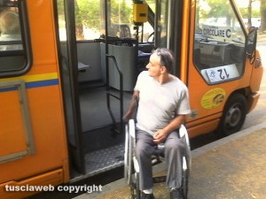 Un disabile che non riesce a salire sull'autobus