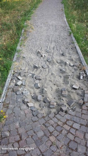 Viterbo - Percorso dal Carmine a Valle Faul - Sanpietrini divelti