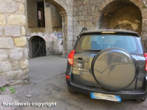 Viterbo - Parcheggio selvaggio a porta San Leonardo