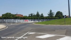 Viterbo - Rotatoria in via Teverina - Lo striscione-insulto a Camilli