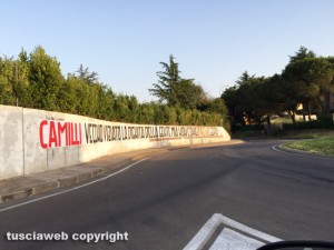 Viterbo - Rotatoria in via Teverina - Lo striscione-insulto a Camilli