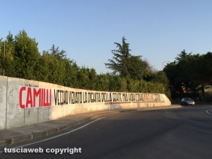 Viterbo - Rotatoria in via Teverina - Lo striscione-insulto a Camilli