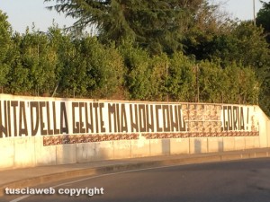 Viterbo - Rotatoria in via Teverina - Lo striscione-insulto a Camilli