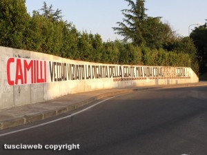 Viterbo - Rotatoria in via Teverina - Lo striscione-insulto a Camilli