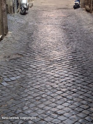 Viterbo - Via Sacchi - Le condizioni dei sanpietrini