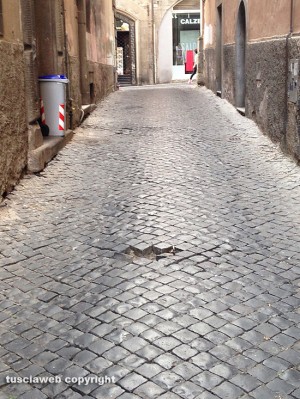 Viterbo - Via Sacchi - Le condizioni dei sanpietrini