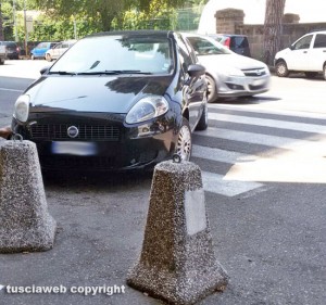 Viterbo - Parcheggio selvaggio a viale Francesco Baracca