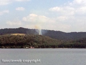 Bosco in fiamme sul lago di Bolsena