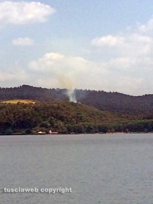 Bosco in fiamme sul lago di Bolsena