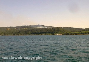 Bosco in fiamme sul lago di Bolsena