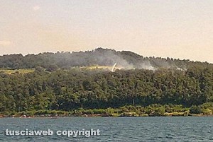 Bosco in fiamme sul lago di Bolsena