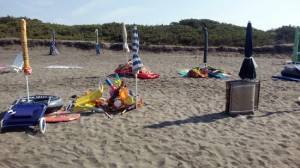 Gli ombrelloni chiusi per occupare il posto al lido di Pescia Romana