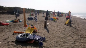 Gli ombrelloni chiusi per occupare il posto al lido di Pescia Romana