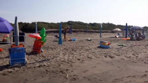 Gli ombrelloni chiusi per occupare il posto al lido di Pescia Romana