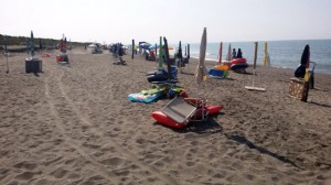 Gli ombrelloni chiusi per occupare il posto al lido di Pescia Romana