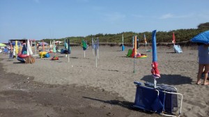 Gli ombrelloni chiusi per occupare il posto al lido di Pescia Romana