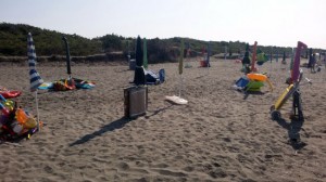 Gli ombrelloni chiusi per occupare il posto al lido di Pescia Romana