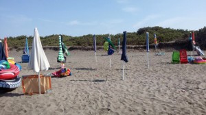 Gli ombrelloni chiusi per occupare il posto al lido di Pescia Romana