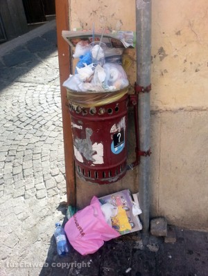 Rifiuti in via Cairoli