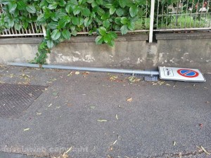 Cartelli divelti in via Monte San Valentini