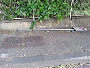Cartelli divelti in via Monte San Valentini