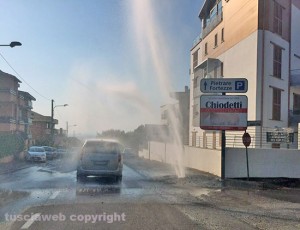 Viterbo - Strada Cimina - Spettacolare perdita d'acqua
