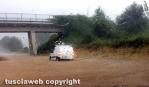 Auto travolta dall'acqua sulla Superstrada