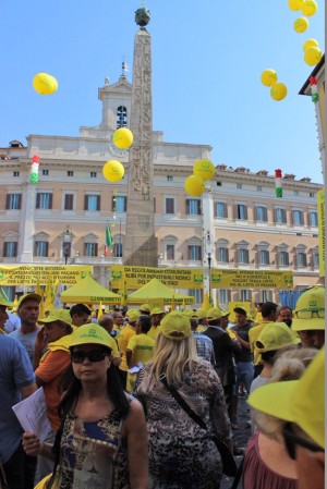 Coldiretti protesta contro la polvere di latte